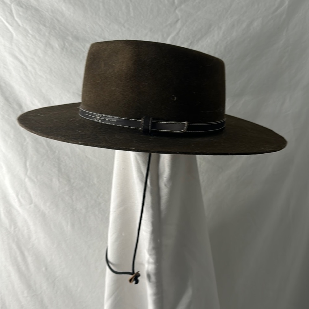 Brown pure virgin wool felt water repellent, crushable light salt made in Chile